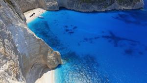 Navagio Beach and shipwreck at Smugglers Cove on the coast of Zakynthos, Ionian Islands, Greek Islands, Greece, Europe Keine Weitergabe an Drittverwerter.