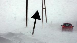Ein Auto fährt am Samstag (10.11.2007) im Schneetreiben über eine vom Schnee bedeckte Straße bei Wenglingen (Schwaben). Bayernweit hat der Winter mit eisigen Temperaturen und Schnee Einzug gehalten. In der Nacht auf Sonntag (11.11.2007) muss vor allem Richtung Alpen mit weiterhin anhaltendem Schneefall gerechnet werden, ansonsten lassen Regen, Schneeregen und Schneefall vorübergehend nach. Foto: Karl-Josef Hildenbrand dpa/lby +++(c) dpa - Bildfunk+++