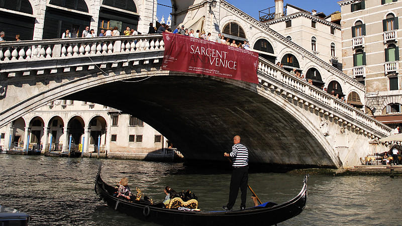 Ein Gondolieren mit seiner venezianischen Gondel auf dem Canal Grande vor der Rialtobrücke in Venedig, aufgenommen am 19.05.2007.  Foto: Andreas Engelhardt +++(c) dpa - Report+++