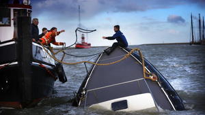 dpatopbilder - epa04457902 Rescuers try to save a sinking ship in the harbour of Harlingen in northern Netherlands, 22 October 2014, during the first autumn storm of the year. The remnants of Hurricane Gonzalo affected many parts of Europe. EPA/CATRINUS VAN DER VEEN +++(c) dpa - Bildfunk+++