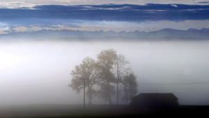 Morgennebel liegt am Montag (24.10.2005) über den Wiesen bei Marktoberdorf/Allgäu, während die Alpenkette im Hintergrund schon von der Sonne beschienen wird. Sonniges Herbstwetter bestimmt die Wetterlage im Süden Bayerns. Foto: Karl-Josef Hildenbrand dpa/lby +++(c) dpa - Bildfunk+++