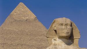 Die Sphinx vor einer Pyramide in Ägypten. 
