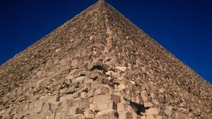 ARCHIV - Blick über eine der Kanten der Cheops-Pyramide in Gizeh zur Spitze. (undatierte Aufnahme). In Ägypten sind drei Deutsche und sechs Einheimische zu fünf Jahren Haft für den Diebstahl von Teilen der Cheops-Pyramide verurteilt worden. Foto: Scholz/dpa (zu lsn "Chemnitzer zu fünf Jahren Haft wegen Pyramiden-Diebstahls verurteilt" vom 12.11.2014) +++(c) dpa - Bildfunk+++