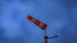 Der Windsack am Sportflugplatz in Wismar (Mecklenburg-Vorpommern) flattert am 10.12.2014 im Sturm. Ein ungewöhnlich starkes Orkantief über dem Atlantik beschert Deutschland schwere Orkanböen. An der Nordseeküste und in den Mittelgebirgen erwarten die Meteorologen des Deutschen Wetterdienstes (DWD) bis Freitag Stürme bis Windstärke 12. Foto: Jens Büttner/dpa +++(c) dpa - Bildfunk+++