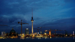 Wolken hängen am 16.12.2014 in Berlin über dem Fernsehturm (M), Rotem Rathaus (r) und Dom. Dieser Anblick genießen Besucher des Französischen Doms von der Kuppel aus. Foto: Paul Zinken/dpa +++(c) dpa - Bildfunk+++