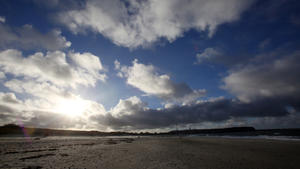 Wolkenformationen ziehen am 16.12.2014 bei wechselhaftem Wetter über die Düne der Nordseeinsel Helgoland (Schleswig-Holstein). Foto: Bodo Marks/dpa +++(c) dpa - Bildfunk+++