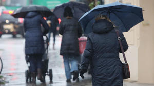 Frauen mit Regenschirmen gehen am 22.12.2014 durch den Regen in Hamburg. Kurz vor Weihnachten ist das Wetter regnerisch in der Hansestadt. Foto: Malte Christians/dpa +++(c) dpa - Bildfunk+++