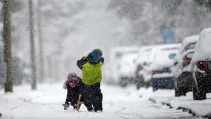 dpatopbilder Kinder freuen sich am 26.12.2014 in Kleinmachnow (Brandenburg) über den ersten Schnee in Brandenburg 2014. Für die nächsten Tage sind in Deutschland winterliche Temperaturen vorhergesagt. Foto: Ralf Hirschberger/dpa +++(c) dpa - Bildfunk+++