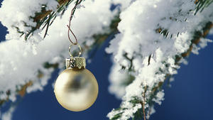 Pine branch - in snow with Christrmas tree decorations Keine Weitergabe an Drittverwerter.