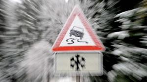 Warnschilder vor Schleudergefahr und Schnee (Zoom-Effekt) stehen am Donnerstag (30.10.2008) bei Neubau im Fichtelgebirge (Oberfranken). In der Nacht zum Donnerstag hat es im Fichtelgebirge geschneit. Allerdings sollen die Temperaturen wieder steigen und die weiße Pracht zum Schmelzen bringen. Foto: Marcus Führer dpa/lby +++(c) dpa - Bildfunk+++