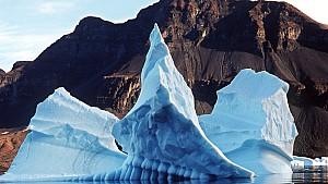 ARCHIV - Ein bizarr geformter Eisberg spiegelt sich im Scoresby Sund im Wasser des Atlantischen Ozeans (Archivfoto von 2001). Die Pole sind wichtig für das Leben auf der ganzen Welt. Veränderungen dort wirken sich auf Meeresspiegel und Klima ebenso aus wie auf Fischfang, Rohstoffförderung und viele Tier- und Pflanzenarten. Um so bedrohlicher ist es, dass sich die steigenden Temperaturen vor allem in diesen Regionen bemerkbar machen. In den vergangenen 50 Jahren habe sich die Lufttemperatur in der Arktis mit 1,1 Grad doppelt so stark erhöht wie im globalen Durchschnitt, sagte der Leiter des Fachbereichs Klimasystem am Alfred-Wegener-Institut für Polar- und Meeresforschung (AWI) in Bremerhaven bei einer Tagung in Frankfurt Anfang Januar 2007. (zu dpa-KORR "Die Pole: Schlüsselregionen für das Weltklima" vom 15.01.2007) +++(c) dpa - Bildfunk+++