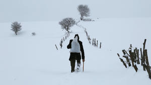 KASTAMONU, TURKEY - JANUARY 7: A man walks along a snowy path in Abana district of Kastamonu province of Turkey on January 7, 2015. (Semih Yuksel - Anadolu Agency) Keine Weitergabe an Drittverwerter.