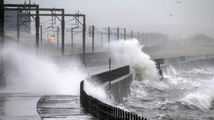 epa04552713 Wave crashes against the sea wall on the Ayrshire coast in Scotland, United Kingdom, 09 January 2015 as storms batter the region. Rail services have been suspended and carriers cancelled in Scotland as winds reach 140kph. EPA/ROBERT PERRY +++(c) dpa - Bildfunk+++