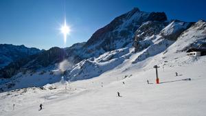 Skifahrer nutzen am Mittwoch (18.01.2012) unterhalb der Alpspitze im Zugspitzmassiv das sonnige Wetter für eine Abfahrt. In den bayerischen Alpen kam es in den letzten Tagen zu starken Schneefällen. Foto: Sven Hoppe dpa/lby  +++(c) dpa - Bildfunk+++