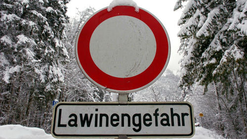 Eine Straße ist am Freitag (04.02.2005) beim Ramsau (Berchtesgadener Land) wegen Lawinengefahr mit einem Hinweisschild gesperrt. Zahlreiche Straßen in Bayern blieben am Freitag wegen der erhöhten Gefahr geschlossen. Foto: Oliver Weiken dpa/lby +++(c) dpa - Bildfunk+++