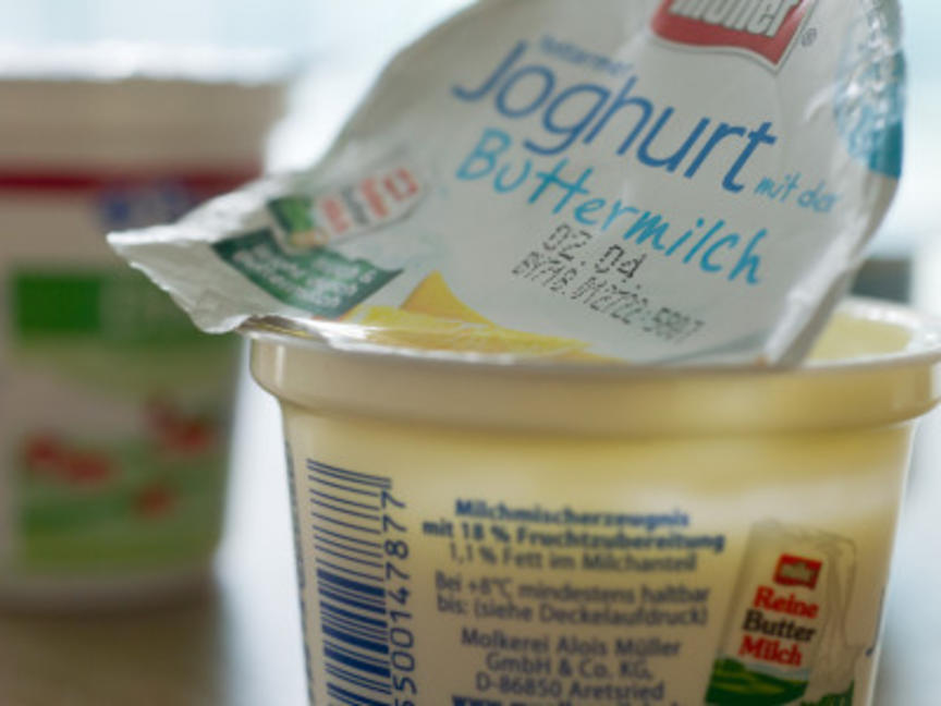 Illustration - Das Mindesthaltbarkeitsdatum eines Joghurts ist am Sonntag (18.03.2012) auf dessen Deckel in einer Küche in Berlin zu sehen. Der Aufdruck ist in die Diskussion gekommen, da viele Verbraucher Lebensmittel nach Ablauf des Mindesthaltbark