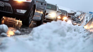 Autos stauen sich am Freitag (13.01.2012) auf der verschneiten Autobahn A9 bei Triptis. Schneefälle und Straßenglätte haben in Thüringen, Sachsen und Sachsen-Anhalt für Verkehrsstörungen und Staus gesorgt. Foto: Jan Woitas dpa/lth  +++(c) dpa - Bildfunk+++