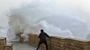 epa04614519 A Palestinian man is caught taking a 'selfie' of a winter storm as a huge wave crashes over a sea wall forcing him to flee, Jaffa, south of Tel Aviv, Israel, 11 February 2015. Rough seas from winter storms have lashed the country's coast with waves ranging between five and seven meters (16 - 23 feet), the bad weather compounded by a sand storm blown in from North Africa bringing the worst air pollution for the past five years. EPA/JIM HOLLANDER +++(c) dpa - Bildfunk+++
