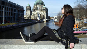 Laura genießt am 21.02.2015 vor dem Berliner Dom an der Spree in Berlin die Sonnenstrahlen. Foto: Britta Pedersen/dpa +++(c) dpa - Bildfunk+++