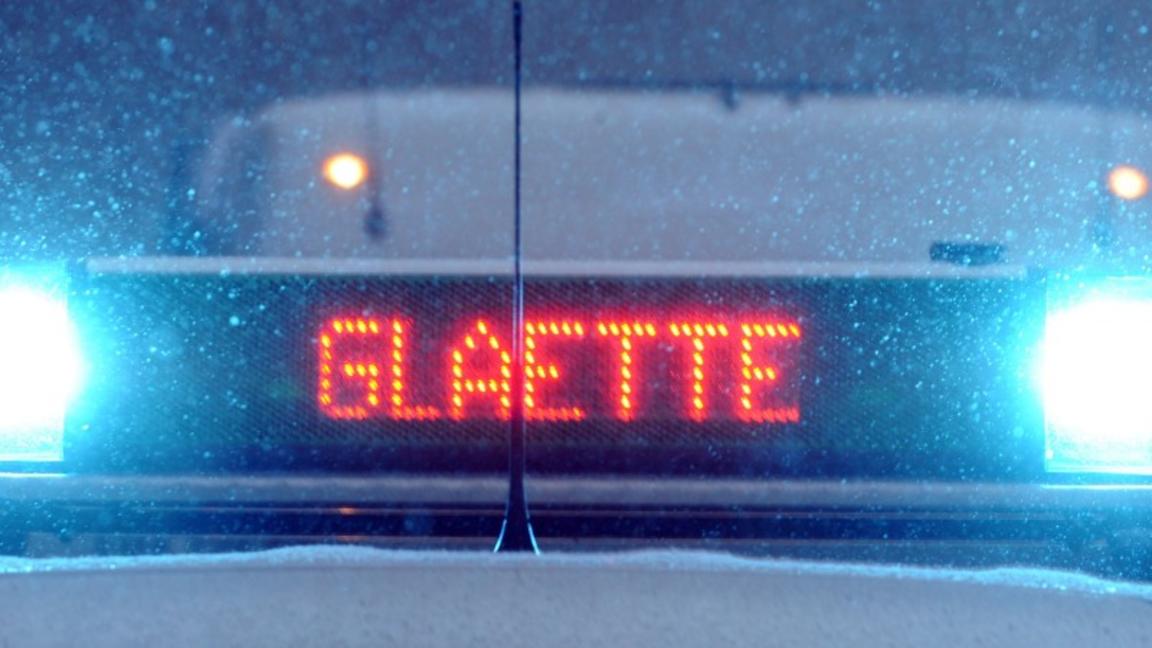 Eine der größten Gefahren im Herbst: Straßenglätte.