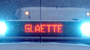 Auf der Signalanlage eines Polizeifahrzeuges ist am Freitag (30.12.2011) auf der B317 am Feldberg im Schwarzwald "Glätte" zu lesen. Im Hochschwarzwald behindern starke Schneefälle und Schneeverwehungen den Verkehr. Foto: Patrick Seeger dpa/lsw  +++(c) dpa - Bildfunk+++