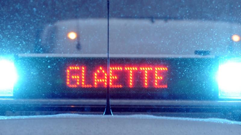 Eine der größten Gefahren im Herbst: Straßenglätte.