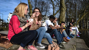 Lisa und Julia essen Eis am 08.03.2015 vor Schloss Benrath in Düsseldorf (Nordrhein-Westfalen). Meteorologen erwarten Temperaturen bis zu 20 Grad am Wochenende. Foto: Maja Hitij/dpa +++(c) dpa - Bildfunk+++