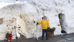 epa04654947 Steve McGaff with the giant multi-roomed snow fort he built outside of his home in the Roslindale neighborhood of Boston, Massachusetts, USA, 08 March 2015. 'We're never going to get this much snow again,' said McGaff, who has an engineering background. 'It's like being a kid all over again!' The forecast for the week ahead predict above-freezing temperatures, which may imperil the snow fort, which was already beginning to melt in places. EPA/DINA RUDICK / THE BOSTON GLOBE / HANDOUT HANDOUT EDITORIAL USE ONLY/NO SALES  RECROP +++(c) dpa - Bildfunk+++