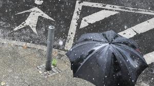 Ein Passant geht mit einem Schirm bei starkem Regen am Mittwoch (08.06.2011) in Berlin an einem Fußgängerübergang vorbei. Derzeit wird das warme Frühlingswetter von heftigen Regenschauern begleitet. Foto: Jens Kalaene dpa/lbn  +++(c) dpa - Bildfunk+++