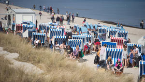 Das frühlingshafte Wetter nutzen Touristen am 10.04.2015 zum Sonnenbad im Strandkorb am Strand des Ostseebades Binz (Mecklenburg-Vorpommern) auf der Insel Rügen. Foto: Stefan Sauer/dpa +++(c) dpa - Bildfunk+++