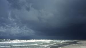 Sturmwolken über Meeresstrand an der Nordsee in Dänemark / stormy clouds over the beach of the North Sea in Denmark Keine Weitergabe an Drittverwerter.