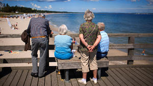 ARCHIV - Senioren sind am 25.06.2014 auf der Seebrücke in Binz (Mecklenburg-Vorpommern) zu sehen. Das Statistische Bundesamt (DESTATIS) gibt am 28.04.2015 eine Pressekonferenz zur Bevölkerungsentwicklung Deutschlands bis 2060. Foto: Jens Büttner/dpa (zu dpa "Deutschland schrumpft und braucht Zuwanderer" vom 28.04.2015) +++(c) dpa - Bildfunk+++