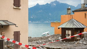 epa04731377 A general view on a restaurant covered in rubble by the La Morge river near the Lake Geneva in St-Gingolph, Valais, Switzerland, 03 May 2015. Heavy rain left several houses, two restaurants, a hotel and two cars damaged and flooded. EPA/MAXIME SCHMID +++(c) dpa - Bildfunk+++