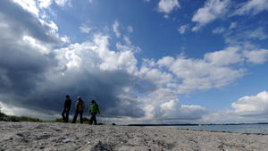Spaziergänger gehen am Mittwoch (01.09.2010) in Laboe über den Strand. An der Ostsee in Schleswig-Holstein wechseln sich die nächsten Tage Sonne und Wolken mit gelegentlichen Schauern bei Tageshöchsttemperaturen um die 19 Grad Celsius ab. Foto: Angelika Warmuth dpa/lno +++(c) dpa - Bildfunk+++
