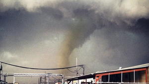 dpatopbilder - epa04679159 A handout picture released with permission via an Instagram user shows the funnel cloud of a tornado reaching down to the ground as a storm approaches Sand Springs, Oklahoma, USA, 25 March 2015. According to reports and law enforcement one person was killed in a nearby mobile home park that was nearly destroyed. Much of Oklahoma into Arkansas remains under severe weather warnings. EPA/ALIX CHIN BEST QUALITY AVAILABLE HANDOUT EDITORIAL USE ONLY/NO SALES +++(c) dpa - Bildfunk+++