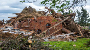 Ein vom Tornado völlig zerstörtes Nebengebäude ist am 06.05.2015 in Rühn bei Bützow (Mecklenburg-Vorpommern) auf dem Hof der Familie Götze zu sehen. Nach den Zerstörungen durch einen Tornado in Bützow und Umgebung werden die Aufräumarbeiten fortgesetzt. Der Sturm der am Dienstagabend nur knapp zehn Minuten wütete, hatte einen hohen Millionenschaden angerichtet, bislang sind 123 Häuser als beschädigt gemeldet und 16 davon für unbewohnbar erklärt. Foto: Jens Büttner/dpa +++(c) dpa - Bildfunk+++