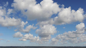 Wolken ziehen am Dienstag (31.08.2010) über die Insel Reims vor der Insel Rügen hinweg. Ein Mix aus Sonne und Wolken bei Temperaturen um die 20 Grad bringt das Wetter nach Vorhersagen der Wetterdienste für den Norden in den kommenden Tagen. Foto: Stefan Sauer dpa/lmv  +++(c) dpa - Bildfunk+++