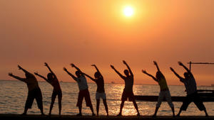 People exercising on the beach of Sochi, Russia, 6 August 2007. Photo: Valery Matytsin +++(c) dpa - Report+++