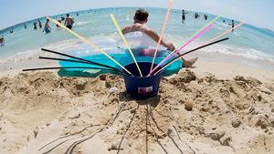 ARCHIV - ILLUSTRATION - Ein Eimer mit Strohhalmen steht am 06.06.2013 am Strand von Arenal auf Mallorca (Spanien). Foto: Julian Stratenschulte/dpa (zu dpa:"Neue «Benimmregeln» für Mallorcas berüchtigte Partymeile Magaluf" vom 21.05.2015) +++(c) dpa - Bildfunk+++