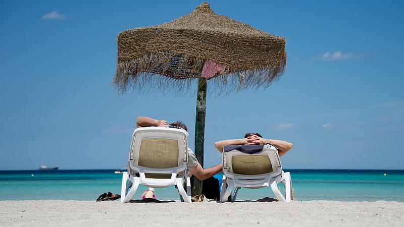 ARCHIV - Urlauber liegen am 09.06.2013 am Strand an der Plaja de Muro im Norden der Mittelmeerinsel Mallorca (Spanien). Foto: Julian Stratenschulte/dpa (zu dpa 'Politiker debattieren über neue «Mallorca-Steuer» für Touristen' vom 03.06.2015) +++(c) dpa - Bildfunk+++