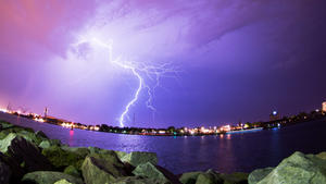 dpatopbilder Blitze zucken am 05.07.2015 über dem Hafen von Rostock (Mecklenburg-Vorpommern) während eines Gewitters über den Himmel.   Foto: Daniel Reinhardt/dpa +++(c) dpa - Bildfunk+++
