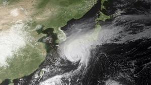 Satellitenaufnahme vom 07.10.2009 zeigt den Taifun "Melor", der auf Japan zusteuert. Der über Japan tobende Taifun "Melor" hat mindestens einen Menschen in den Tod gerissen und mehrere verletzt. Nachdem der 18. Taifun der Saison am Donnerstag 08.10.2009 auf die Hauptinsel Honshu getroffen war, bewegte er sich mit Windgeschwindigkeiten von rund 160 Kilometern pro Stunde nahe seinem Zentrum in nordöstliche Richtung weiter, wie die Meteorologische Behörde bekanntgab. Foto: National Oceanic and Atmospheric Administration/NOAA +++(c) dpa - Bildfunk+++