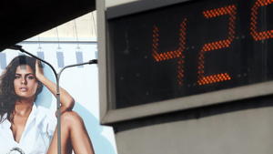 ARCHIV -A temperature indicator panel shows 42 degrees Celsius in downtown Milan, northern Italy, 20 July 2015. As Italians sweltered under a relentless sun, experts forecast new records may be set. Photo: EPA/MATTEO BAZZI (zu dpa Korr-Bericht "Po trocken, Bienen faul: Hitzewelle plagt Italien" vom 23.07.2015) +++(c) dpa - Bildfunk+++