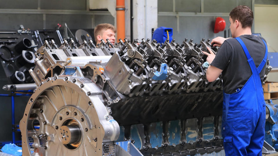 ARCHIV - In einer Montagehalle der Firma «MTU Reman Technologies» in Magdeburg (Sachsen-Anhalt) wird am 23.04.2015 am Zylinderkopf eines Motors gearbeitet. Foto: Jens Wolf/dpa (zu dpa «IHK: Wirtschaft sieht im Iran lukrativen Absatzmarkt» vom 23.07.2015) +++(c) dpa - Bildfunk+++