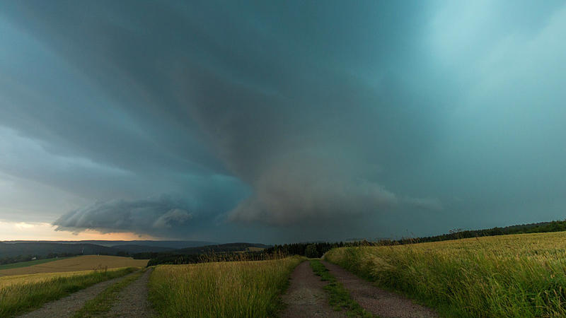 Die dunklen Wolken einer Gewitterzelle sind am 22.07.2015 bei Thalheim an der Grenze zwischen Thüringen und Sachsen zu sehen. Diese zog durch das Vogtland und traf im weiteren Verlauf mit voller Wucht auf das Erzgebirge. Heftiger Starkregen sorgte fü