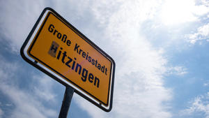 Auf dem Ortsschild der Stadt Kitzingen (Bayern) ist am 08.08.2015 das K durch ein H ersetzt worden, woraus sich das Wort «Hitzingen» ergibt. Der Deutsche Wetterdienst hat am 07.08.2015 erneut im bayerischen Kitzingen den deutschen Rekordwert von 40,3 Grad Celsius gemessen. Es ist der höchste jemals gemessene Temperatur in Deutschland seit Beginn der flächendeckenden Wetteraufzeichnungen im Jahr 1881. Foto: Nicolas Armer/dpa +++(c) dpa - Bildfunk+++