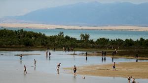 A general view of Queen's beach where people cover themselves with mud that is believed to be curative, in Nin, south Croatia, August 2, 2015. REUTERS/Antonio Bronic