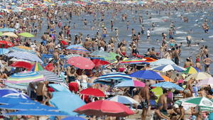 epa04903627 Thousands enjoy a sunny day at the Malvarrosa beach in Valencia, Spain, on 29 August 2015. Holidaymakers enjoy their last days of their summer holidays as September gets closer. EPA/KAI FOERSTERLING +++(c) dpa - Bildfunk+++