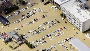 An aerial view shows a parking lot and the Joso municipal government building flooded by the Kinugawa river, caused by typhoon Etau in Joso, Ibaraki prefecture, Japan, in this photo taken by Kyodo September 11, 2015. Floods that swept houses off foundations and crushed them under landslides spread across Japan on Friday as more rivers burst their banks, leaving at least 23 people missing and forcing more than 100,000 to flee. Mandatory credit REUTERS/Kyodo ATTENTION EDITORS - FOR EDITORIAL USE ONLY. NOT FOR SALE FOR MARKETING OR ADVERTISING CAMPAIGNS. THIS IMAGE HAS BEEN SUPPLIED BY A THIRD PARTY. IT IS DISTRIBUTED, EXACTLY AS RECEIVED BY REUTERS, AS A SERVICE TO CLIENTS. MANDATORY CREDIT. JAPAN OUT. NO COMMERCIAL OR EDITORIAL SALES IN JAPAN. 