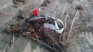 epa04930328 A handout photo provided by the Italian Fire Department 'Vigili del Fuoco' on 14 September shows an aerial view of rescue personnel checking a damaged vehicle in the province of Piacenza after torrential rain caused flash floods and landslides in many parts of northern Italy, 14 September 2015. A security guard was found dead and two brothers from Bettola, in the same province, who may have been travelling on a road that was hit by flooding, remain missing, reports said 14 September 2015. EPA/VIGILI DEL FUOCO PRESS OFFICE / HANDOUT HANDOUT EDITORIAL USE ONLY/NO SALES +++(c) dpa - Bildfunk+++
